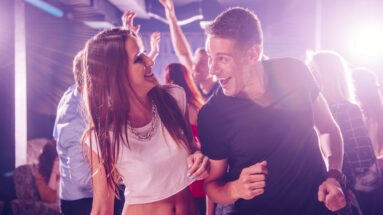 Come iniziare una conversazione con una ragazza