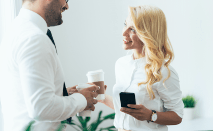 Come flirtare con una ragazza in ufficio