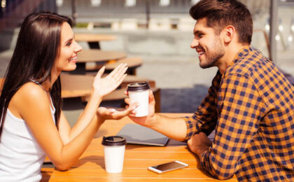 Come parlare con una ragazza per conquistarla